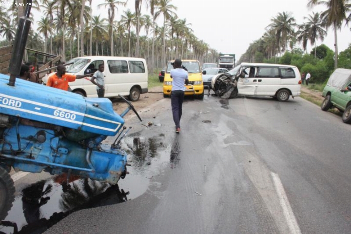 C Te Divoire Un Car En Partance Pour Le Burkina Faso Se Renverse