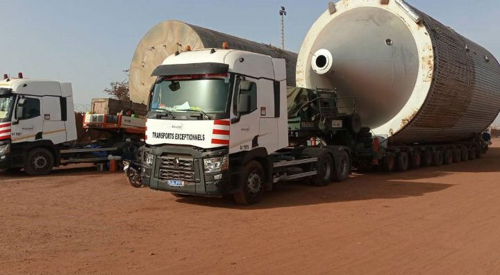 Un Camion Citerne Du Groupe Bollor Transport Et Logistics C Te D