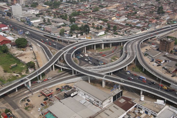 Construction des 3 échangeurs à Abidjan réduction de la chaussée à