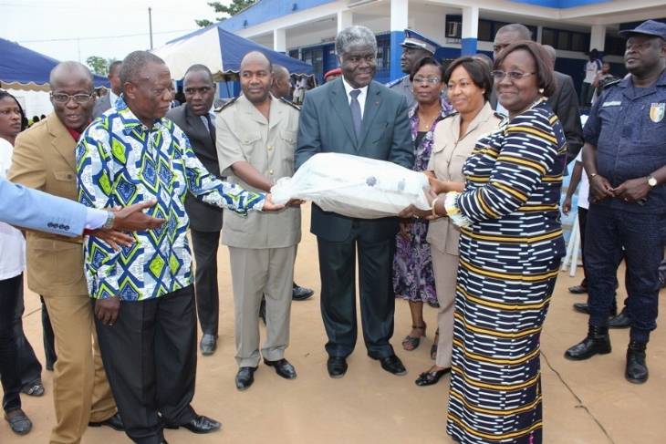 Le gouverneur du District à Anyama Mambé équipe lHôpital Général à