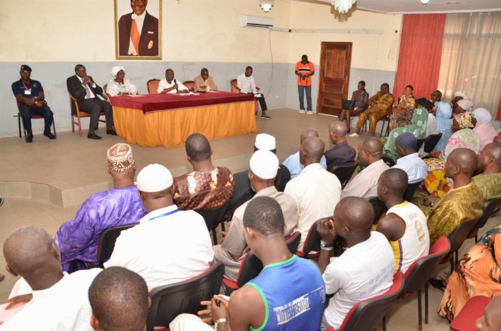 Remise de don la Fondation Petroci offre du matériel agricole aux