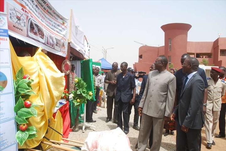 En visite au stand Akwaba de la Côte dIvoire Mica Luc Adolphe Tiao