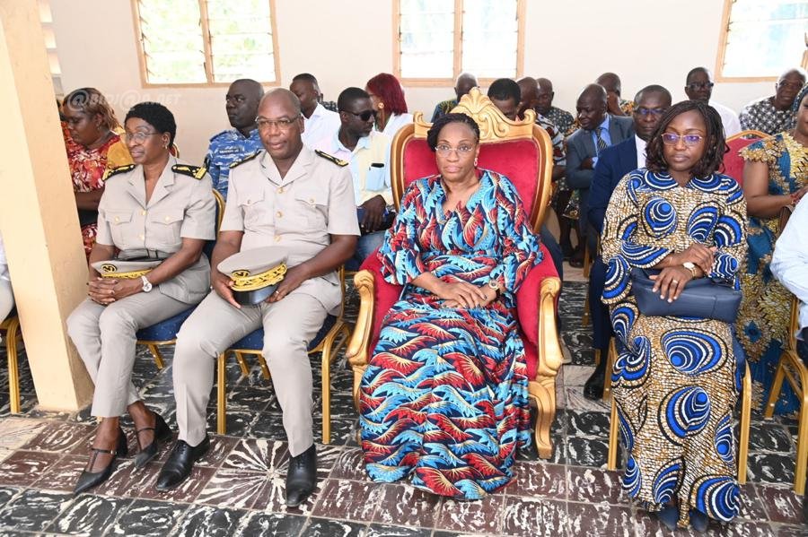 La Premi Re Dame Madame Dominique Ouattara A Offert Une Ambulance La