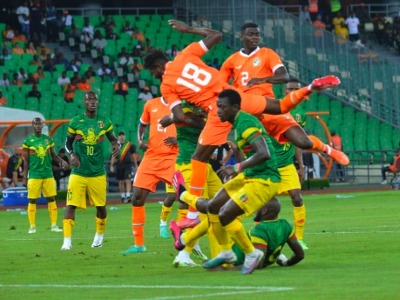 CAN 2023/Football: la mauvaise qualité de la pelouse du stade d'Ebimpé fait interrompre le match Côte d'Ivoire-Mali