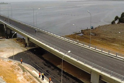 Pose de la 1ère pierre du pont de jacqueville - Juillet 2009