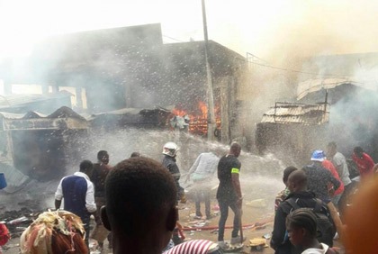 Incendie marché Yakro Dec06