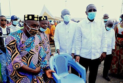 PI2R : les Ministres Souleymane Diarrassouba et Augustin Thiam font des dons aux populations du District autonome de Yamoussoukro