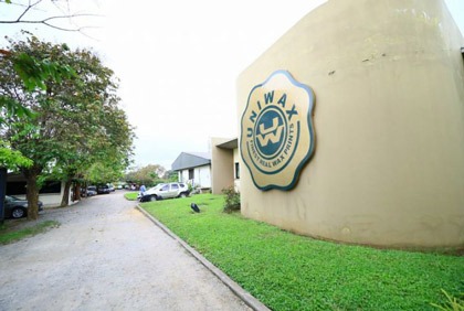 Le Ministre Souleymane Diarrassouba salue la résilience de l’usine de fabrication du pagne Wax