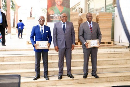 Présidentielle 2020: La CEI procède à la remise des spécimens de bulletin de vote et des affiches de campagne aux candidats