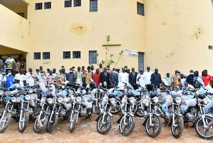 Don du directeur Régional de Campagne Associé RHDP-PORO au comité régional de campagne du candidat du RHDP de la région du PORO