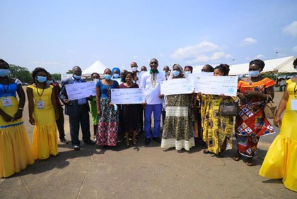 Remise de chèques de 80 millions Fcfa à plusieurs coopératives de femmes par le Ministre Souleymane Diarrassouba