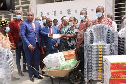 Projet COSAY: La mairie d’Abobo offre du matériel de salubrité et des kits alimentaires aux Comités Conjoints de Gestion