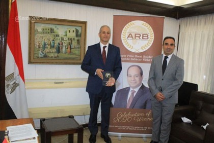 Récompense : L’Ambassadeur de l’Egypte en Côte d’Ivoire a réceptionné le Trophée Babacar NDIAYE 2020 au nom du Président Abdel Fattah al-SISI