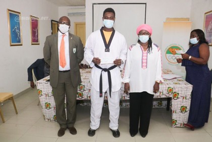 Remise de chèques à des athlètes olympiens au siège du CNO-CIV