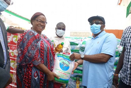 Le ministre du Tourisme et des Loisirs, Siandou Fofana, cadre et leader politique de Port Bouët, a  partagé un moment de solidarité avec les populations de ladite  commune chère à son cœur.
