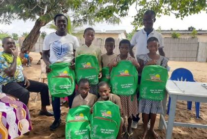 Jacqueville / Solidarité: l`Ong J`aime Jacqueville offre des kits scolaires à 100 écoliers et des cartons de savons à 4 villages