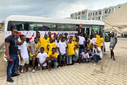 Fête de fin d`année : une association offre la  Noël aux enfants vivant dans la rue