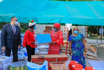 Joie de Noël / Pouponnière de Dabou : La Ministre Mariatou Koné donne le sourire aux poupons