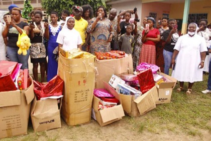 Fête de Nöel à Adiaké: Hien Sié comble les tout petits