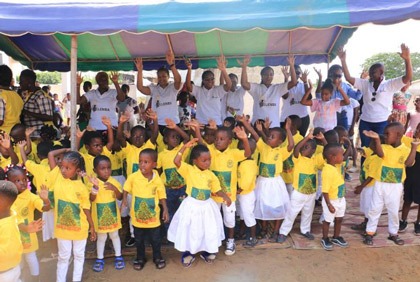 Noël 2020: les Ongs Yelenba- Women in Action et Yacine (Naima Dolls) célèbrent les enfants d’Adoumangan