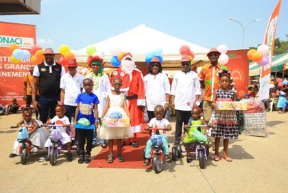 Noël à Dimbokro : Dramane Coulibaly fait sourire les enfants