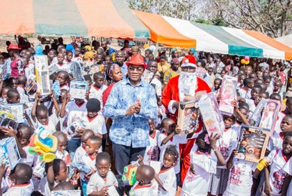 Bruno Koné offre 3000 cadeaux aux enfants de la Bagoué