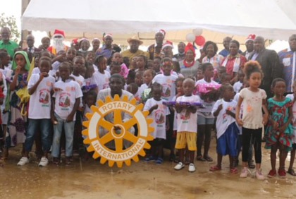 Fêtes de fin d’année : Le Rotary Club Abidjan Bietry cadeaute les enfants du village d’Abia Abety
