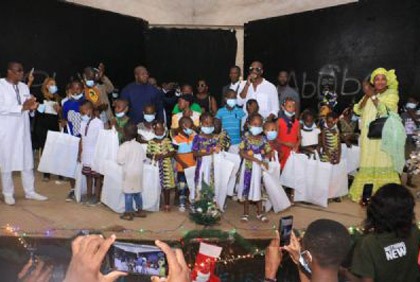 Arbre de Noël : Singuila offre des cadeaux à plusieurs enfants d`Abobo