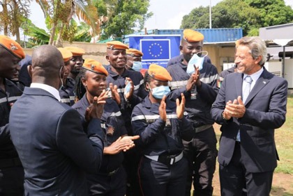 Remise de 2000 tenues pompier F1 aux sapeurs pompiers Civils