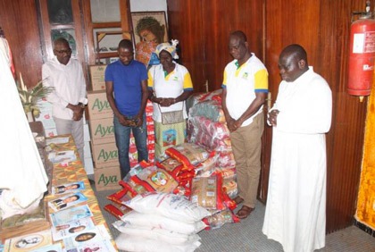 Remise de vivres et non vivres aux familles sinistrées de Toumodikro