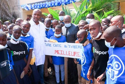 Le Ministre Mamadou Touré célèbre la journée Mondiale de l`Enfance avec les élèves du Collège Moderne 