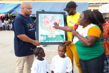 Action Sociale: l`Ong Hope Denguélé fait don de plusieurs kits scolaires à l`Epp Gonzague-ville