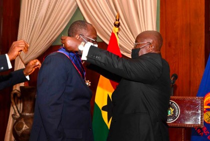 Le Directeur Général du conseil du café-cacao de côte d’ivoire décoré par le Président de la République du Ghana