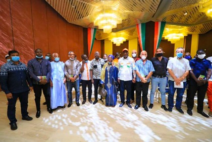 Présentation du projet de société du candidat Alassane Ouattara aux opérateurs économiques de la ville