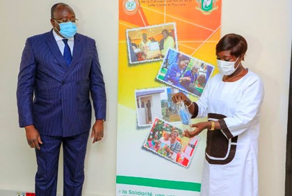 COVID 19 : Don de la famille Gon Coulibaly au Gouvernement