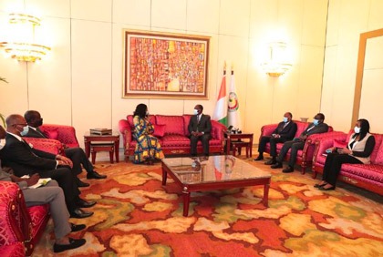 Entretien du Président de la République, S.E.M. Alassane OUATTARA, avec une mission de suivi de la CEDEAO conduite par la Ministre ghanéenne des Affaires Etrangères, Mme Shirley Ayorkor BOTCHWAY