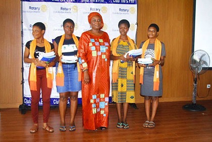 Grand Bassam : des ouvrages offerts aux émérites filles lors d'un camp d'excellence