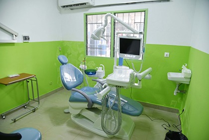 Équipement des centres de santé de Cocody : le maire Jean-Marc Yacé offre un échographe et un fauteuil dentaire ultra modernes aux hôpitaux d'Akouédo et Blockhaus