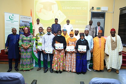 Appui à l'éducation: l'amicale des anciens de l'AEEMCI octroie des bourses aux étudiants membres de la faîtière