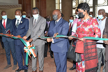 Dali Jean-François, meilleur doctorat, lauréat du Prix Félix Houphouët-Boigny de la Recherche, empoche un chèque de 2 millions F cfa