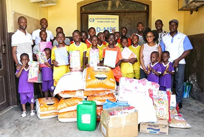 Cérémonie de remise de dons à l'orphelinat de Bingerville