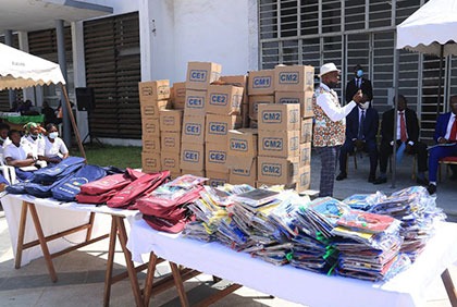 Remise de kits scolaires et bons d'aides aux élèves d'Abobo