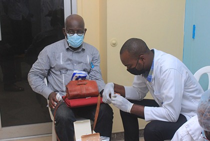 Novembre bleu : opération de dépistage des hommes de médias contre le cancer de la prostate