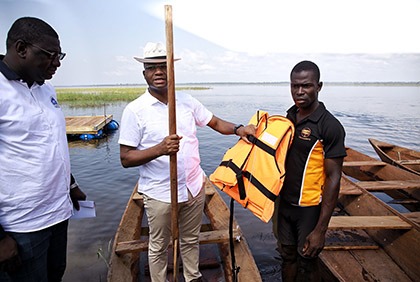 Des équipements pour surveiller la pêche sur le lac de Kossou