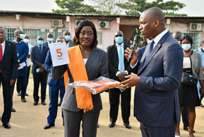 Salut aux couleurs au lycée moderne d’Abobo : les Ministres Mamadou Touré et Mariétou Koné  invitent les élèves au respect du calendrier scolaire 