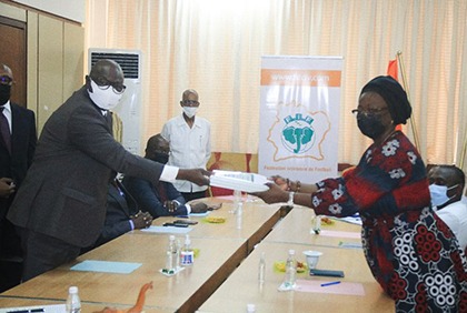 Le Comité d'organisation de la CAN 2023 remet son rapport au Comité de normalisation de la FIF