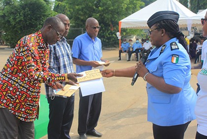 Cérémonie de remise de chèque aux fonctionnaires de police admis à faire valoir leur droit à la retraite au titre de l'année 2021