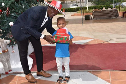 Arbre de Noël : le maire Jean-Marc Yacé couvre de cadeaux plus de 3000 enfants de Cocody