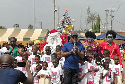 Noël à Agnibilekro : le Ministre Siandou Fofana communie avec les tout-petits