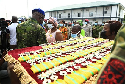 Cérémonie de décoration des personnels civils et militaires